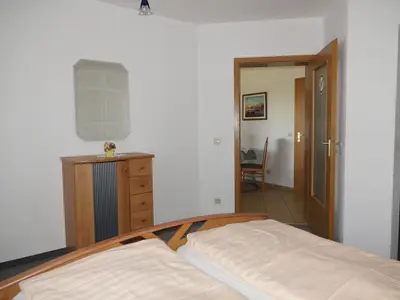 Schlafzimmer mit Tür zum Wohnbereich