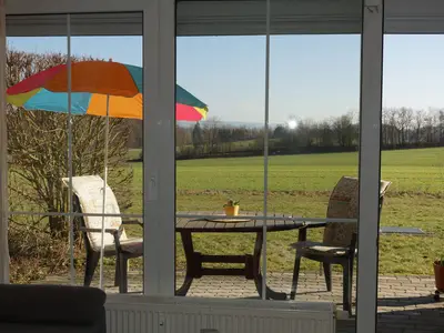 Blick vom Wohnbereich in die Natur