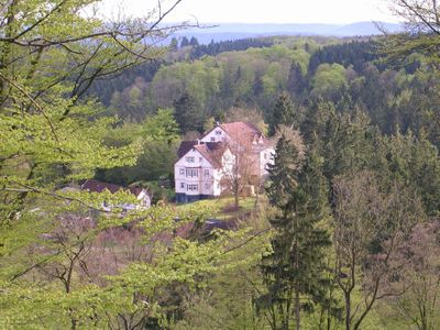 Außenansicht des Gebäudes. Alleinlage im Wald ca. 1,5 Wander-km von der Stadt Bad Sachsa entfernt