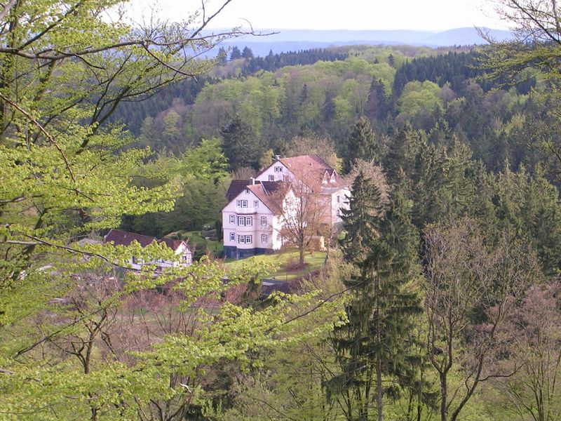 Außenansicht des Gebäudes. Alleinlage im Wald ca. 1,5 Wander-km von der Stadt Bad Sachsa entfernt