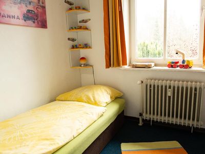 Schlafbereich. zweites Schlafzimmer mit Einzelbett und Stockbett