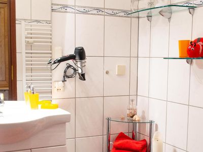 Bad/Dusche. Badezimmer mit Badewanne, ausgestattet mit Föhn