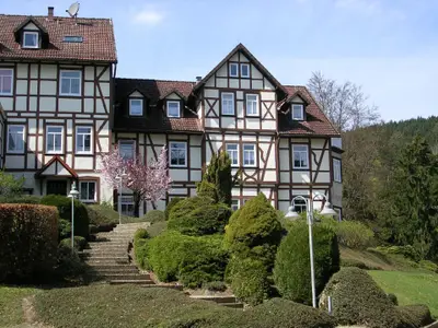 Außenansicht des Gebäudes. das restaurierte Fachwerkhaus auf dem Katzenstein