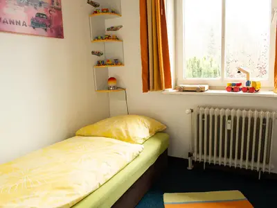 Schlafbereich. zweites Schlafzimmer mit Einzelbett und Stockbett