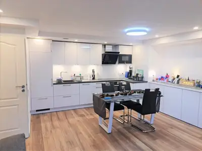 Der Küchen- und Essbereich ist in das Wohnzimmer integriert.