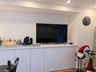 Der Großbildschirmfernseher und der DVD-Player versprechen gemütliche Kinoabende.