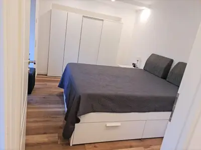 Die Ferienwohnung hat 3 Schlafzimmer für bis zu 8 Gäste. Das große Schlafzimmer hat ein Doppelbett (1,60 m breit).