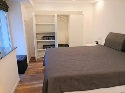 Der geräumige Schrank, …