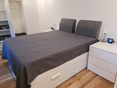 … die großen Nachttische, …