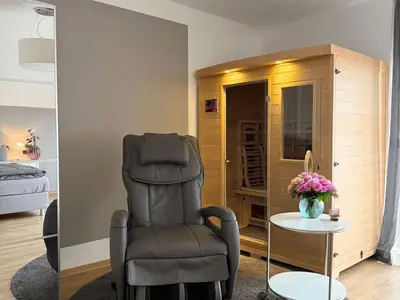 Schlafzimmer mit Massagestuhl