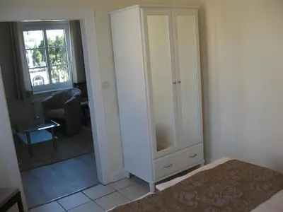 Kleider- Spiegelschrank