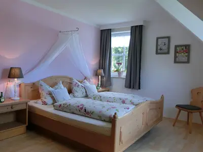 Schlafzimmer Ferienwohnung Gartenblick (oben)