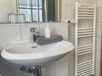 Badezimmer mit Dusche & Toilette