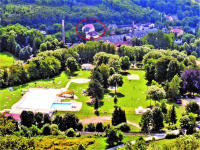 Blick auf Freibad und Feriendorf (roter Kreis) (2)