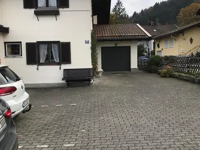 Garagen, rechts davon sind die Mülltonnen für die