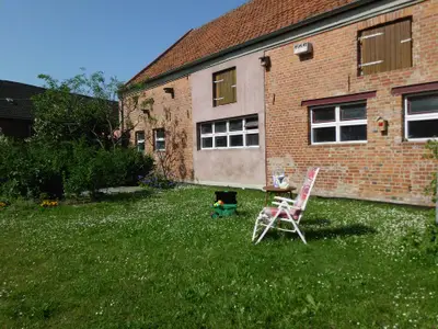 Ausblick aus dem Fenster. Spielen und Relaxen im Hof