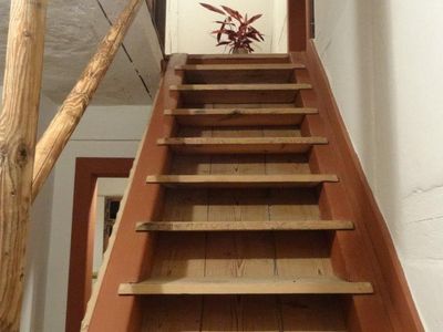 Holztreppe ins Obergeschoss