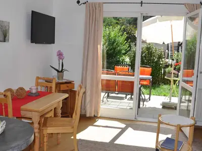 Ebenerdig von dem Wohnbereich auf die Terrasse