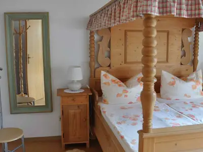 Schlafzimmer mit handgeschreinertem Himmelbett