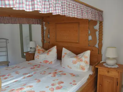 Schlafzimmer mit handgeschreinertem Himmelbett