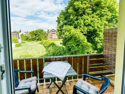 Ostbalkon mit Blick auf unsere Linde