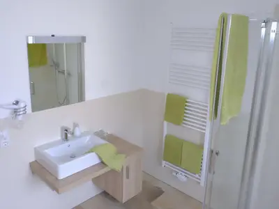 großzügige Dusche / WC