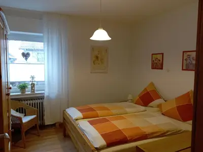 Schlafzimmer mit Doppelbett, Zusatzbett, Kinderbett, Waschbecken, Bettwäsche
