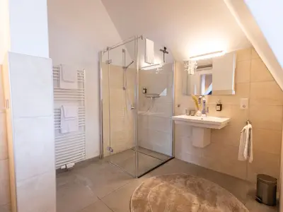 Badezimmer mit Dusche