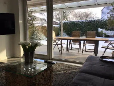 Winterlicher Ausblick in den Garten