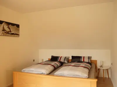 Schlafzimmer mit Doppelbett