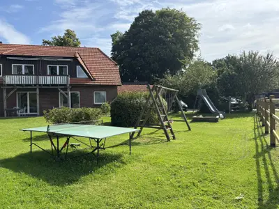 Garten mit Spielgeräten