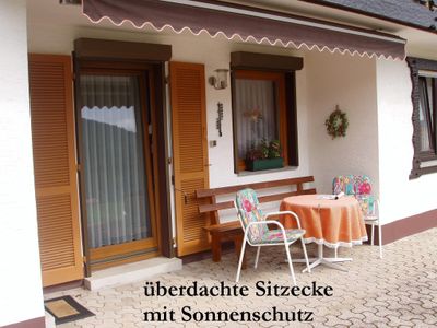 6.überdachte Sitzecke mit Sonnenschutz