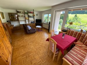 Wohn-Esszimmer mit Südbalkon