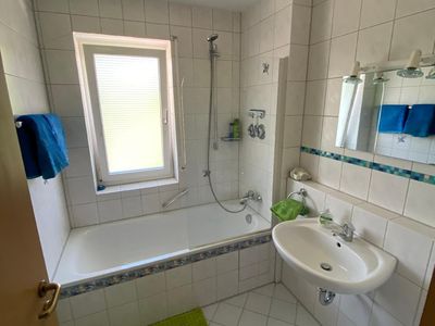 Badezimmer mit Dusche, Aussenfenster