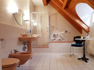 Badezimmer mit Tageslicht, Bidet, Dusche und Badewanne