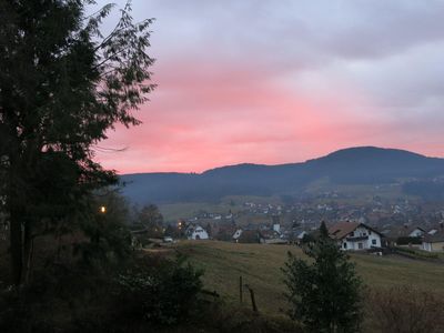 Direkte Umgebung des Objekts. Sonnenuntergang im Herbst, Blick von der Terrasse