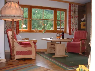 gemütlich  am großen Fenster  mit Blick  in die Natur und zum Ort