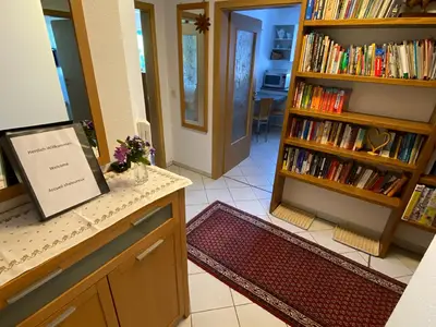 Eingangsbereich, Blick zur Küche, viele Infos