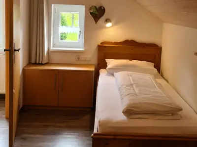 Zweites Schlafzimmer mit Einzelbetten