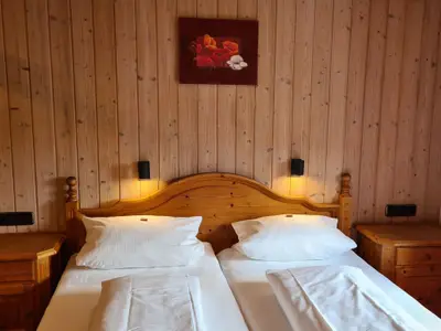 Doppelbett im Wohn- Schlafraum