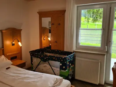 Schlafzimmer mit Zustellbett, Terrassenzugang Haus Hedwig 3