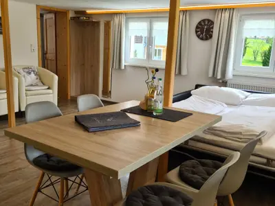 Esstisch in der Wohnküche mit ausgezogenem Schlafsofa