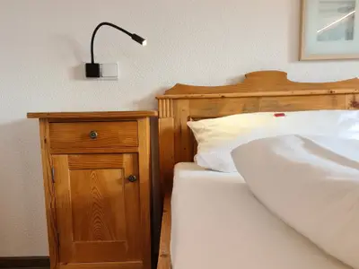 Altholzmöbel in moderner Wohnung