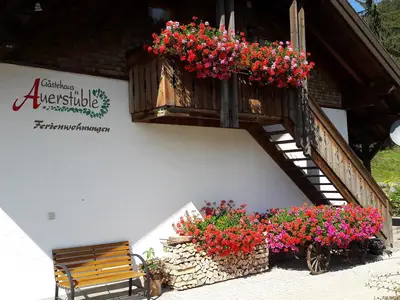 Blumen im Nebengebäude
