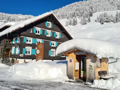 Bauernhaus Alpe Berg mit Automatenhaus im Winter