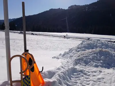 Schneehügel vor dem Haus