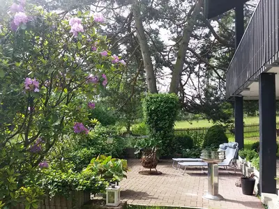 Ostterrasse/ Grillplatz Ferienwohnung