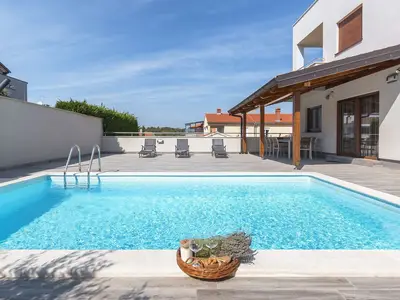 PoolOfHouse