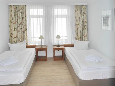 Schlafzimmer mit zwei Einzelbetten