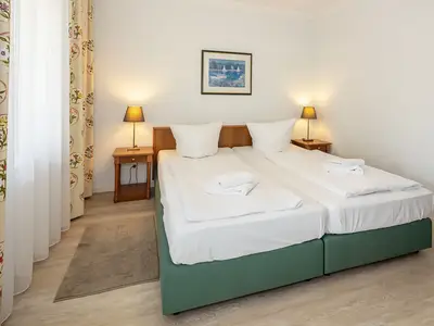 Schlafzimmer mit Doppelbett